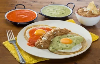 Huevos estrellados con salsas divorciadas