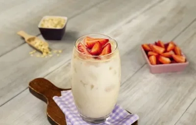 Agua de avena con fresa