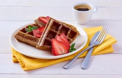 WAFFLES de CHOCOLATE preparados con Leche Evaporada CARNATION® CLAVEL®.