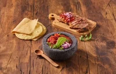 Salsa mexicana en molcajete