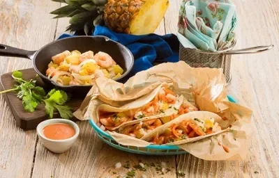 Tacos de camarón con piña