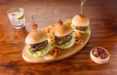 MINI BACONS BURGERS preparadas con Jugo MAGGI®