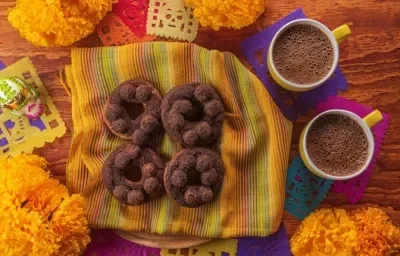 Donas de Pan de Muerto con Chocolate