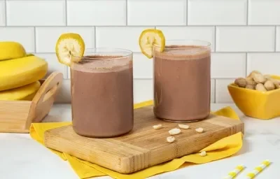 Licuado de chocolate, cacahuate y plátano