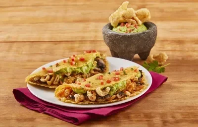 Tacos de costra de queso y chicharrón