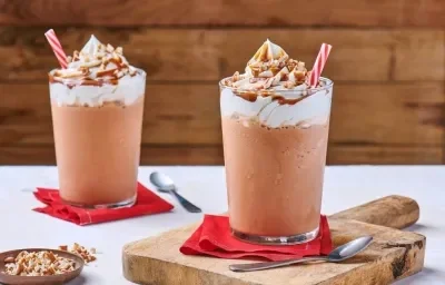 FRAPPÉ DE CAJETA preparado con CARNATION® CLAVEL® Polvo