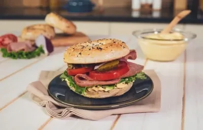 BAGEL de PASTRAMI preparado con Media Crema NESTLÉ®