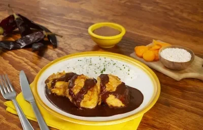 Croquetas con salsa de guajillo