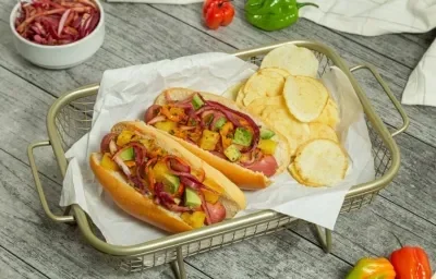 Hot Dog con Cebollas Encurtidas