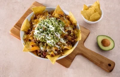 NACHOS con GUACAMOLE preparados con Jugo MAGGI®