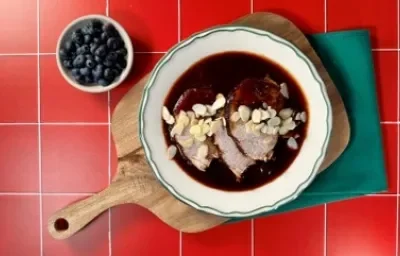 Lomo de Cerdo con Arándanos y Salsas Negras