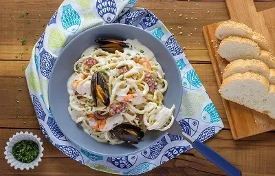 Espagueti con mariscos en salsa cremosa