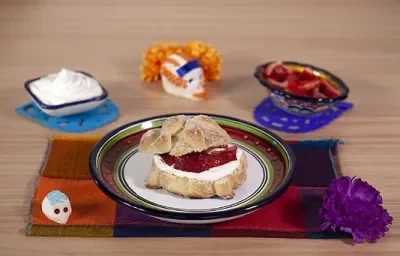 Pan de muerto relleno de nata y fresa