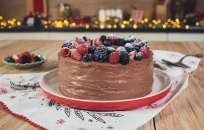 Pastel de chocolate con frutos rojos