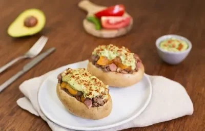 Papa rellena con carne y guacamole