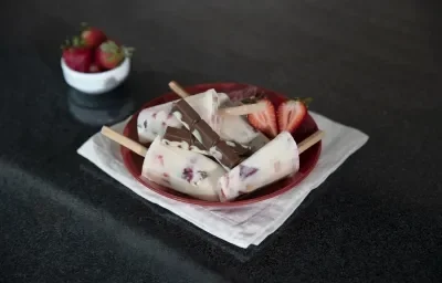 Paletas de chocolate y fresa