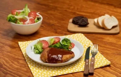 Milanesa de pollo con adobo de chocolate