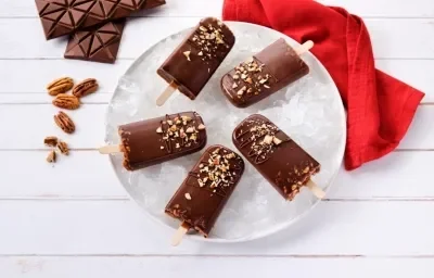 PALETAS de CHOCOLATE con NUEZ preparada con Chocolate con Leche NESTLÉ® Chocolatería