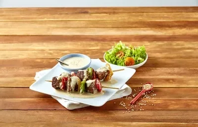 Brochetas con salsa de ajonjolí