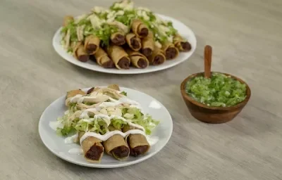 Tacos dorados de frijol con pollo