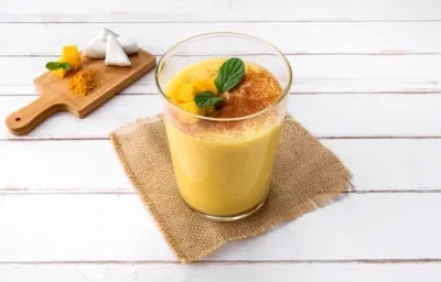 SMOOTHIE GOLDEN MILK preparada con CARNATION® CLAVEL®