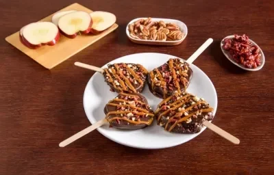 APPLE POPS preparados con Dulce de Leche LA LECHERA® Sirve Fácil