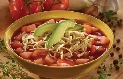 Caldo de pollo con tomate y chipotle