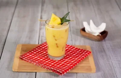 Agua de cáscara de piña