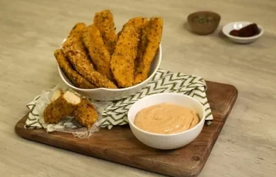 Tiras crujientes de pollo con dip de chipotle