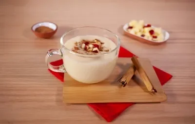 ATOLE de MANZANA y CANELA preparado con CARNATION® CLAVEL