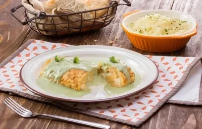 rollitos de pollo con queso en salsa  de brócoli