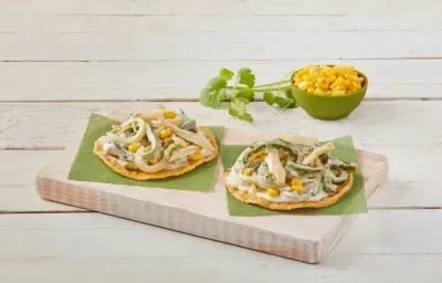 Tostadas de rajas con requesón