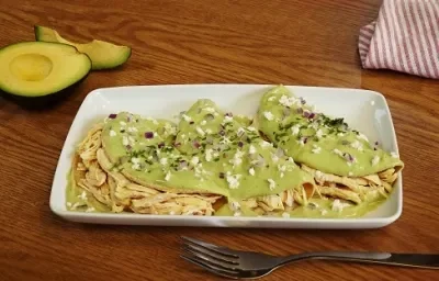 Enchiladas de pollo con salsa de aguacate