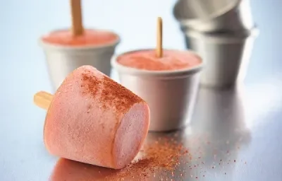 Paletas heladas de mango-chamoy