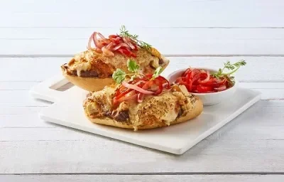 Molletes cremosos de pollo con chipotle