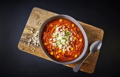 Sopa de fideo con verduras