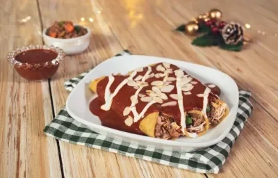 ENCHILADAS de PAVO preparadas con Leche Evaporada CARNATION® CLAVEL®