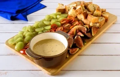 FONDUE de TRES QUESOS preparado con Media Crema NESTLÉ®