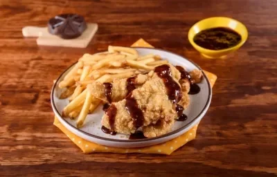 TENDERS de POLLO con SALSA BBQ preparados con Chocolate para Mesa ABUELITA®.