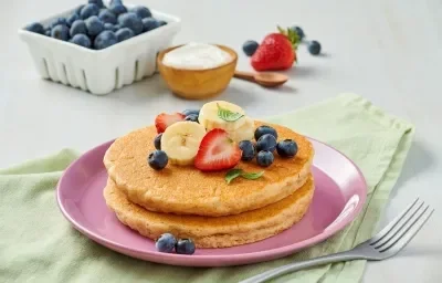 HOT CAKES DE CERAL CON YOGHURT Y PLATANO - MX PONTE BIEN