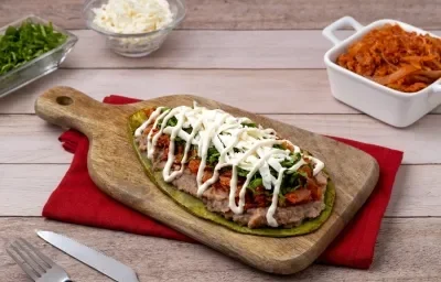 Huarache de Nopal con Tinga de Atún