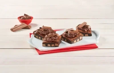 BROWNIES KITKAT® preparados con Leche Evaporada CARNATION® CLAVEL®