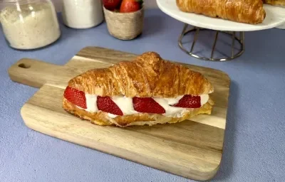 Croissant Relleno de Fresas con Crema