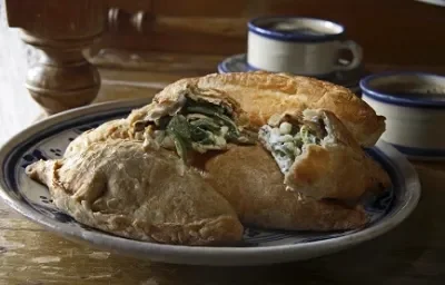 Pastes rellenos de rajas con crema