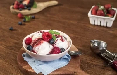 Helado de queso con frutos rojos