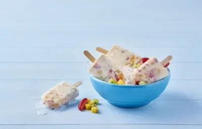 Paletas de tres leches con fruta