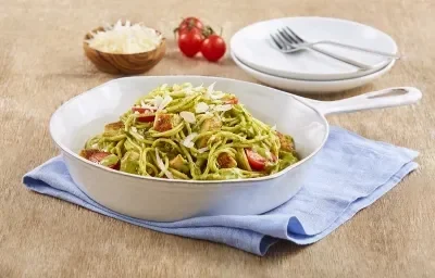 Spaguetti al pesto con pollo