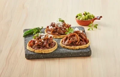 Sope de carne asada con guacamole