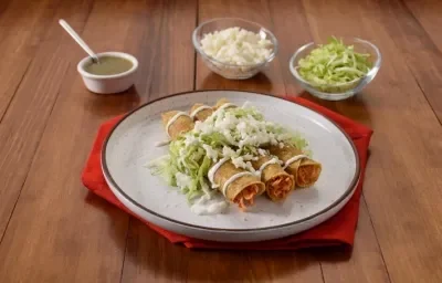 TACOS DORADOS de TINGA de POLLO preparados con CONSOMATE® .