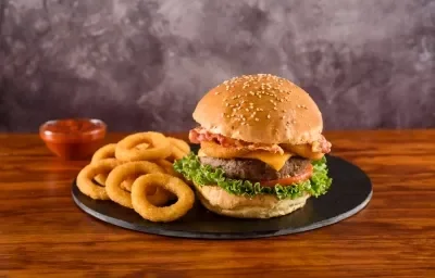 Hamburguesa con Tocino y Aros de Cebolla